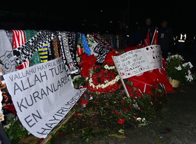 Tolga Zengin Ve Olcay Şahan, Şehitler Tepesi’ne Çelenk Bıraktı