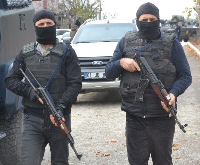 Polis, Ceyhan’da Terör Operasyonu Yaptı, Vatandaş Alkışlarla Destek Verdi