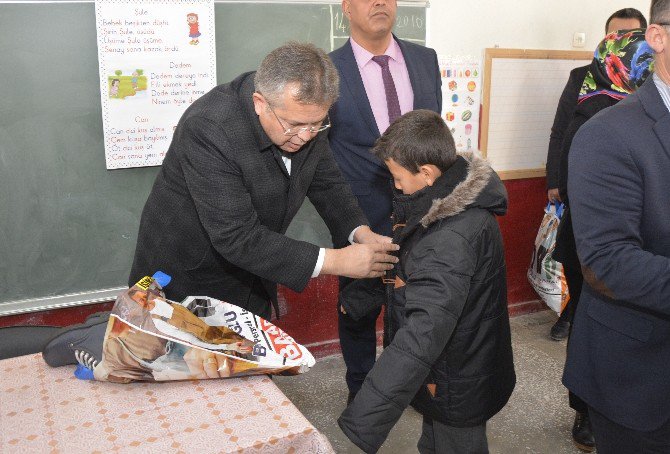 Elmalılı Öğrencilere Kışlık Giyim Yardımı