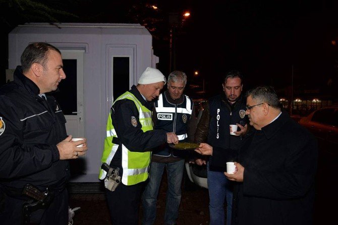 Başkan Yağcı Nöbetteki Polislerin Yanında