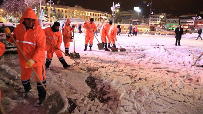 Battalgazi Belediyesinin Karla Mücadelesi Devam Ediyor