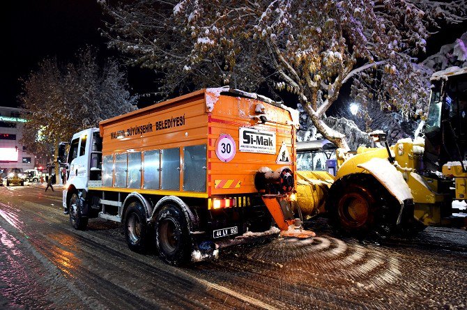 Büyükşehir Belediyesinin Kar Mesaisi Devam Ediyor