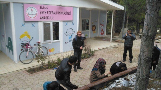 Üniversiteli Öğrencileri Tarafından Anaokulu Renklendirildi