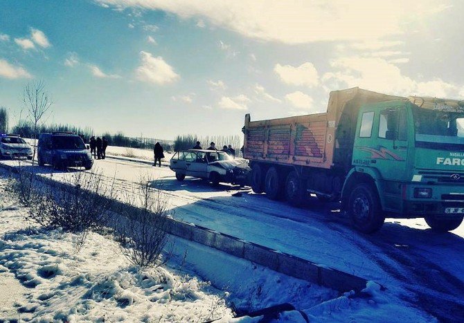 Buz Tutan Yol Kazaya Neden Oldu: 2 Yaralı