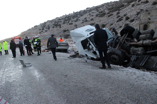 Buzlanan Yolda Kayan Tır Otomobil İle Çarpıştı: 2 Ölü, 1 Yaralı