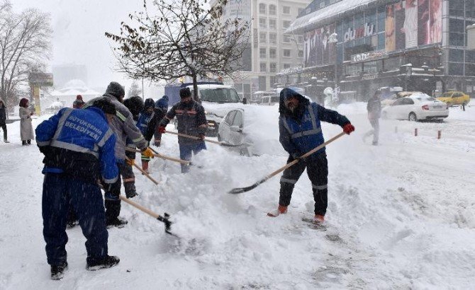 Erzurum’da Belediye Ekipleri Karla Mücadele İçin Seferber Oldu