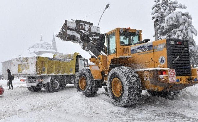 Erzurum’da Belediye Ekipleri Karla Mücadele İçin Seferber Oldu