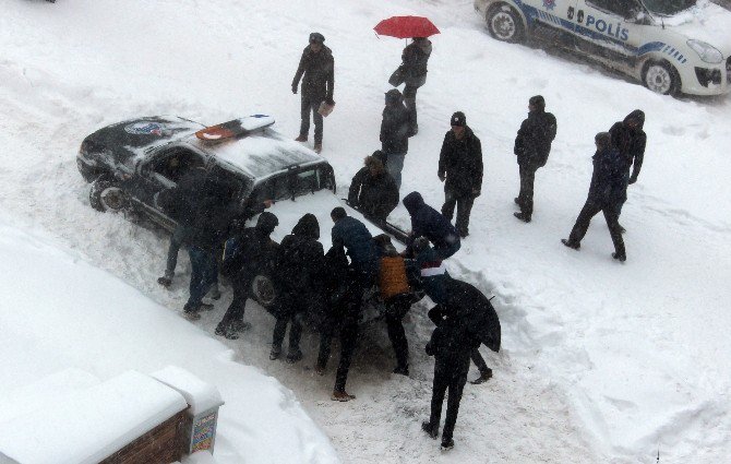 Erzurum’da Otomobiller Kara Saplandı