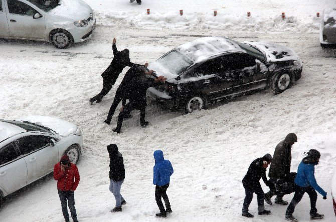 Erzurum’da Otomobiller Kara Saplandı