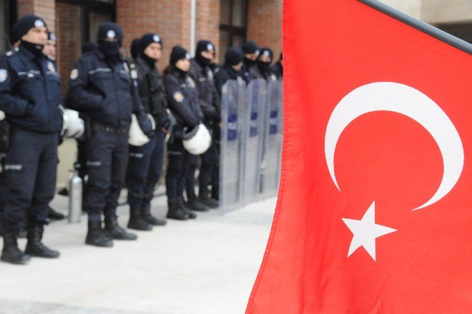 Eskişehir’de Üniversite Öğrencilerinden Polise Anlamlı Destek