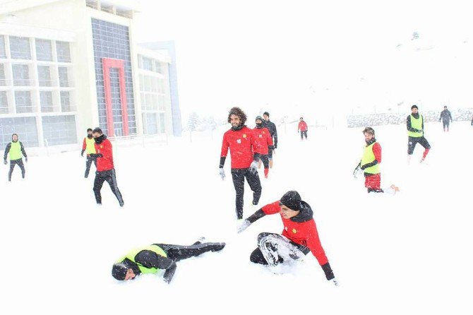 Evkur Yeni Malatyaspor Karlı Sahada Çalıştı