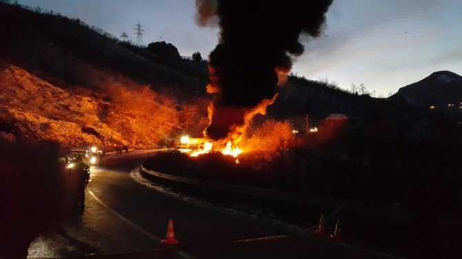 Tır İle Çarpışan Akaryakıt Tankeri Alev Topuna Döndü: 2 Ölü, 1 Yaralı