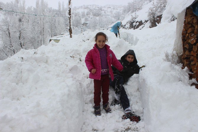 Şemdinli’de Kar Esareti: İlçeye Ulaşımın Sağlandığı Tek Karayolu Kapandı