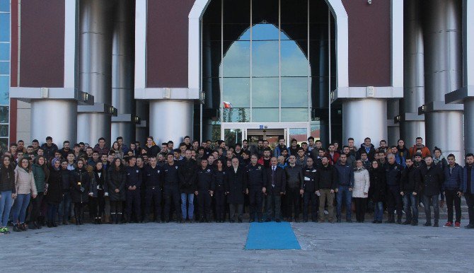 Akademisyenler Ve Üniversite Öğrencilerinden Polise Destek Ziyareti