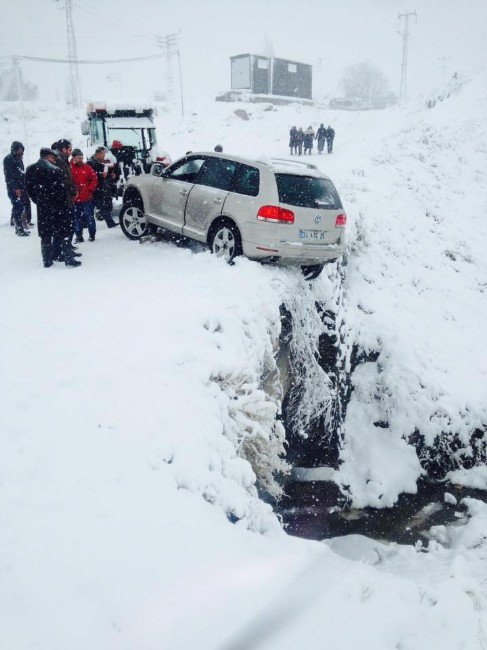 Kar Yağışı Beraberinde Trafik Kazalarını Getirdi