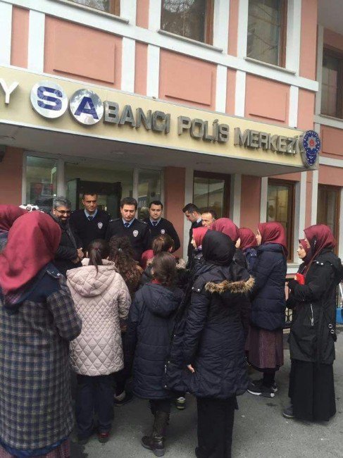 İstanbul’da Lise Öğrencilerinden Polise Destek Ziyareti