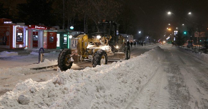 Büyükşehir’in Karla Mücadelede Gece Mesaisi