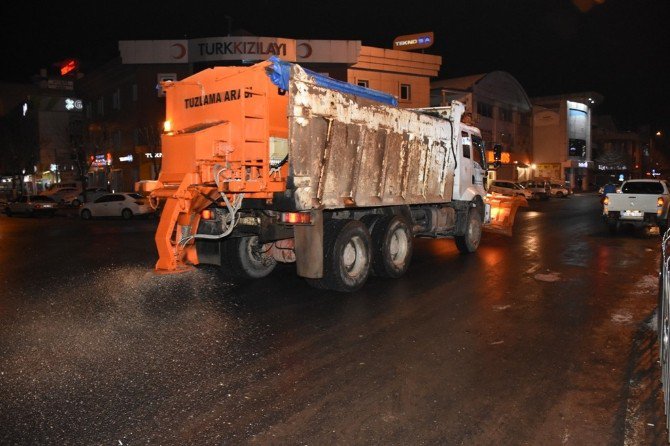 Yol Ve Kaldırımlar Kardan Temizlendi