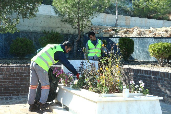 Mezarlıklarda Temizlik Ve Onarım Çalışmaları Sürüyor