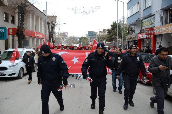 Önde Polis, Arkasında Halk Şehitler İçin Yürüdü