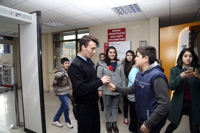 Sultanbeyli’de Öğrencilerden Polise Ziyaret