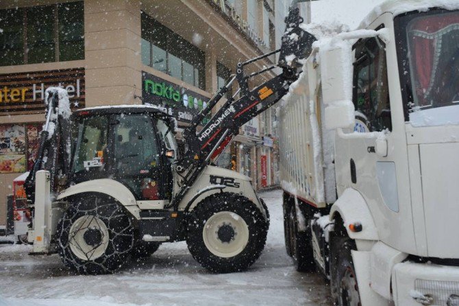 Tatvan’da Kar Temizleme Çalışması