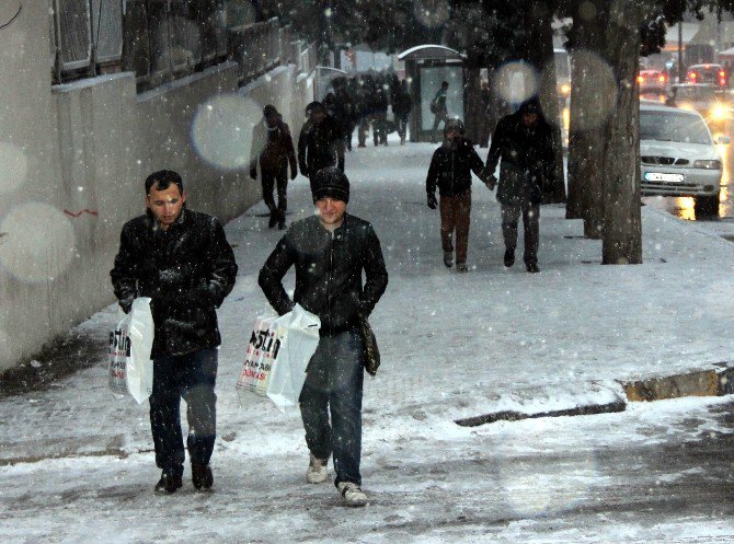 Karlı Ve Buzlu Havada Yürümenin 3 Altın Kuralı