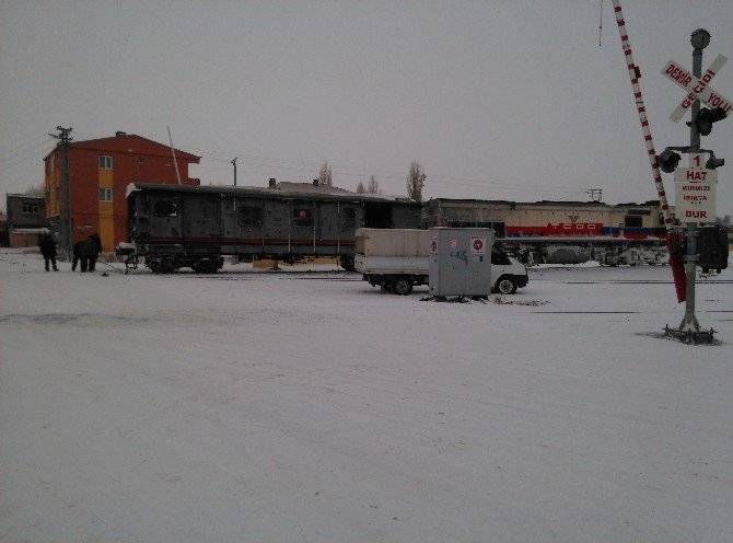 Kars’ta Yük Treni Raydan Çıktı