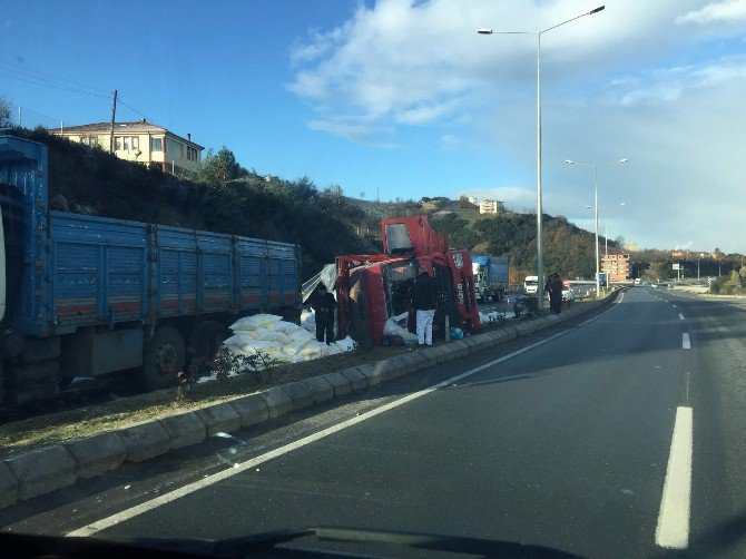 Trabzon’da Buzlanma Nedeniyle Kontrolden Çıkan Kamyon Devrildi