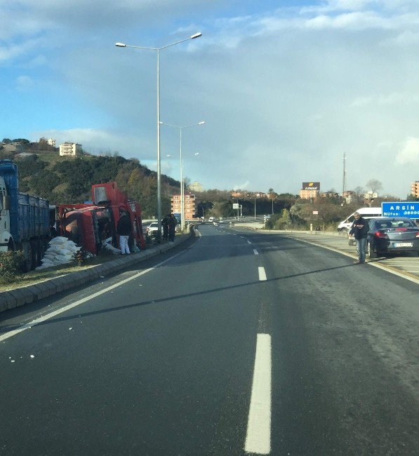 Trabzon’da Buzlanma Nedeniyle Kontrolden Çıkan Kamyon Devrildi