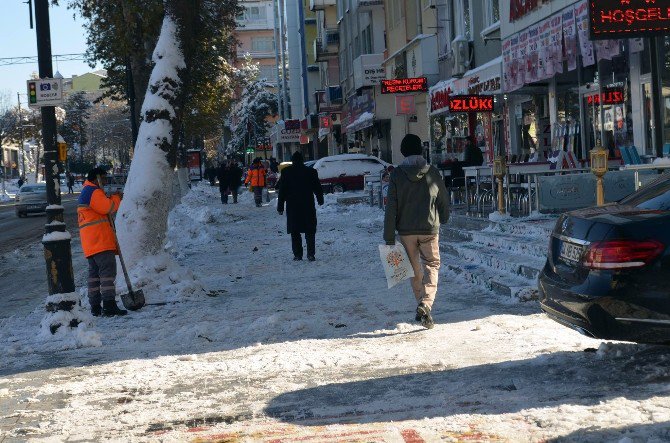 Buzlu Yollarda Ve Kaldırımlarda Yürürken Dikkat