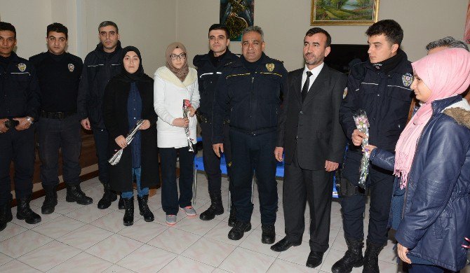 Aksaray’da İmam Hatipli Öğrencilerden Polislere Destek Ziyareti