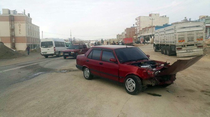 Otomobille Kamyonet Çarpıştı: 2 Yaralı