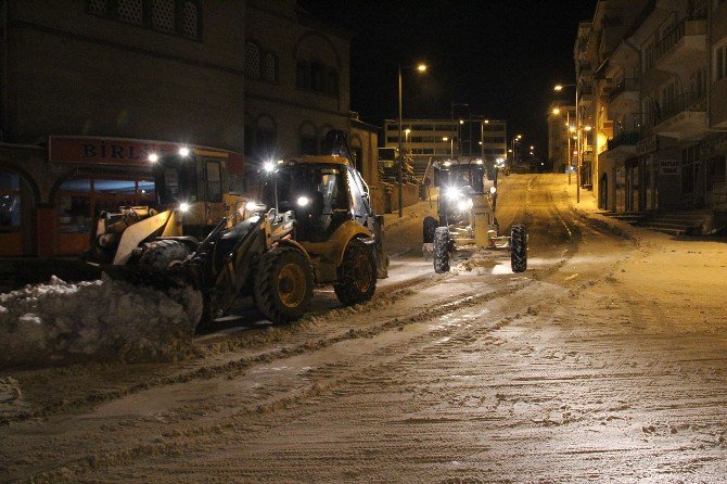 Akdağmadeni Belediyesinin Karla Mücadelesi Sürüyor