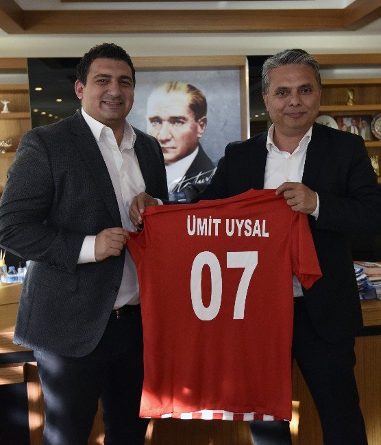 Antalyaspor Başkanı Öztürk, Başkan Uysal’ı Ziyaret Etti