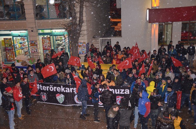 Üniversite Futbol Taraftar Grupları Sokağa Dökülerek Terörü Lanetledi