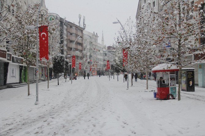 Bolu’da Şehir Merkezi Beyaza Büründü