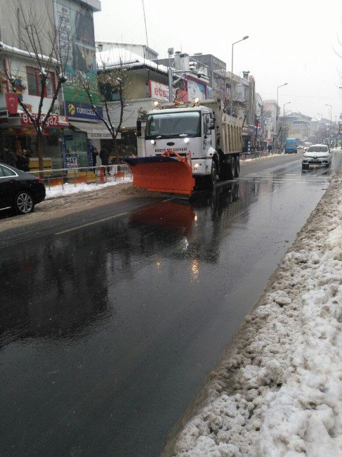 Düzce Belediyesi İstanbul Caddesi Kardan Temizlendi