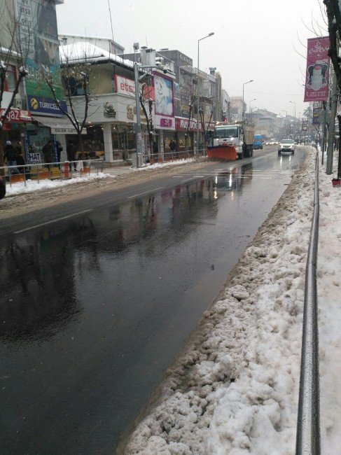 Düzce Belediyesi İstanbul Caddesi Kardan Temizlendi