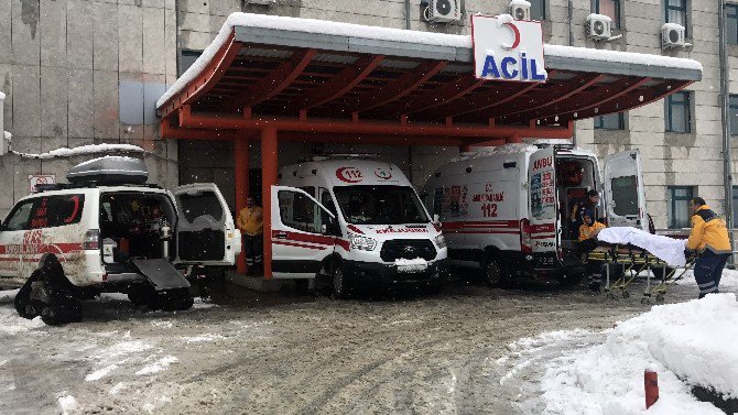 Karda Mahsur Kalan Hastanın Yardımına Paletli Ambulans Yetişti