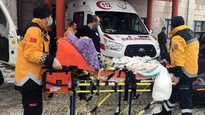 Karda Mahsur Kalan Hastanın Yardımına Paletli Ambulans Yetişti