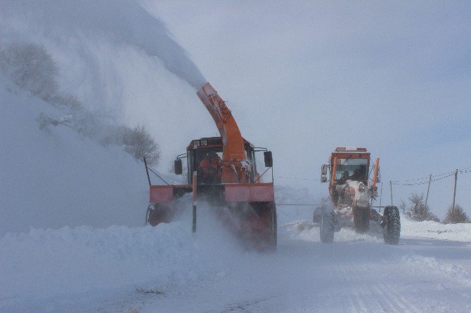 Elazığ’da Kapalı 400 Köy Yolundan 82’si Açıldı