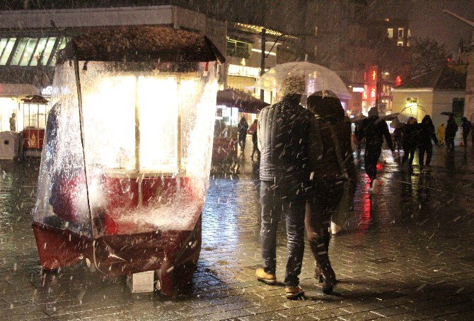 Şehitler Tepesi Ve Taksim Meydanı’ında Kar Yağışı