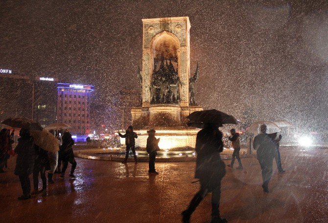 Şehitler Tepesi Ve Taksim Meydanı’ında Kar Yağışı