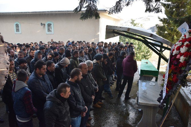 Kazada Ölen Oğlunun Tabutundan Gözlerini Bir An Olsun Ayırmadı