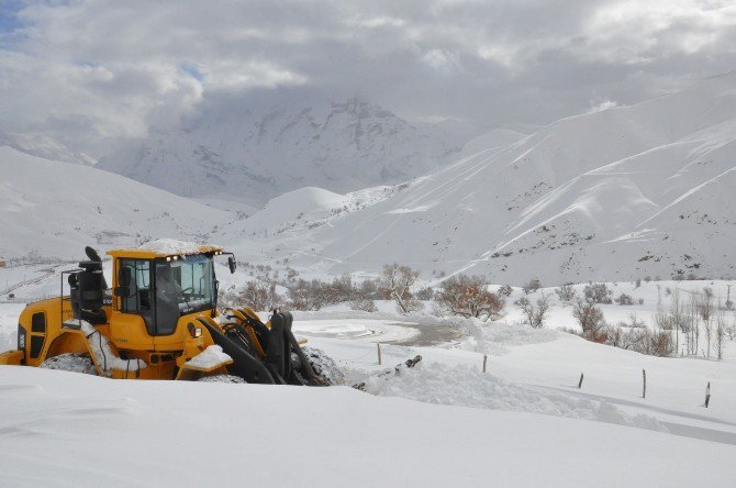 Hakkari’de 37 Köy Ve 126 Mezra Yolu Ulaşıma Kapandı