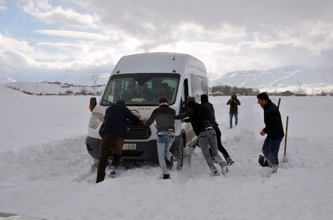 Yüksekova’da Tipiye Yakalanan Vatandaşlar Kurtarıldı