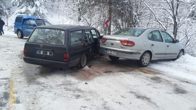 Buzlanan Yolda Çarpışan Araçlar Uçuruma Ramak Kala Durabildi