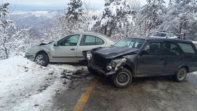 Buzlanan Yolda Çarpışan Araçlar Uçuruma Ramak Kala Durabildi