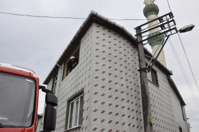 Namaz Sonrası Cami Lojmanda Çıkan Yangın Korkuttu